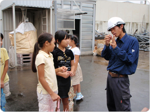 工場長から説明を受ける子どもたち